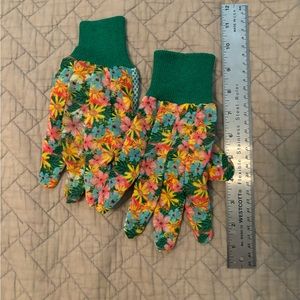 Gardening gloves